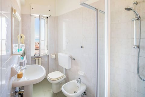 Superior Double Room | Bathroom | Shower, hair dryer, bidet, towels