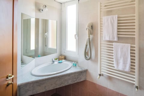 Deluxe Double Room | Bathroom | Shower, hair dryer, bidet, towels