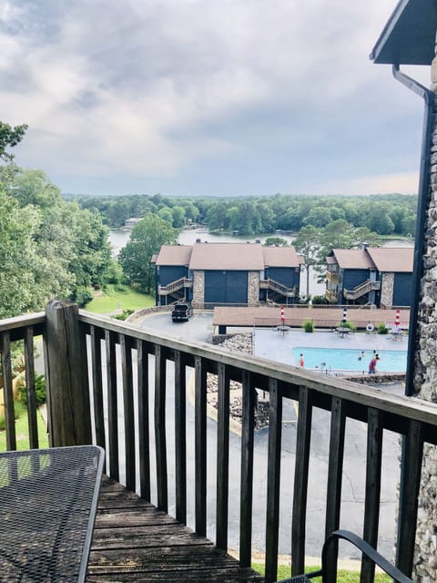 Beautiful view over looking pool and lake 