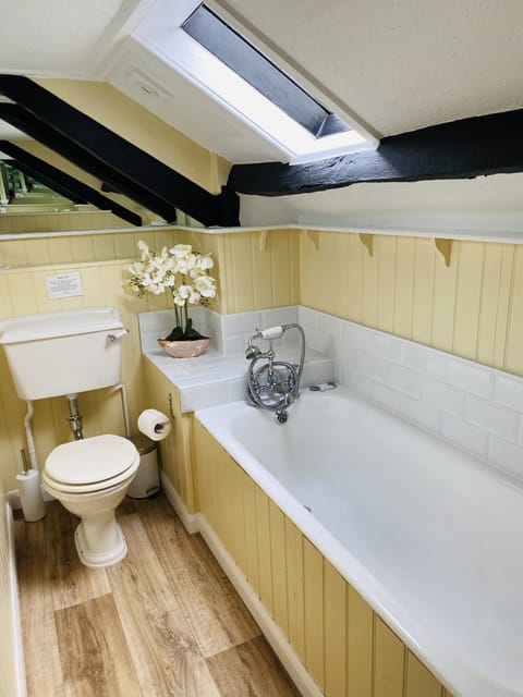 Luxury Double or Twin Room | Bathroom | Combined shower/tub, free toiletries, hair dryer, towels