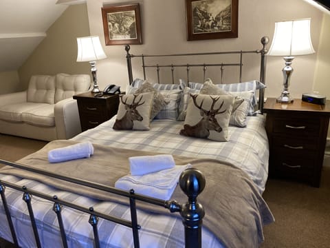 Superior King Room | Iron/ironing board, free WiFi, bed sheets