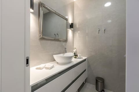 Deluxe Double Room, Courtyard View (Lorena) | Bathroom | Hair dryer, bathrobes, towels, soap