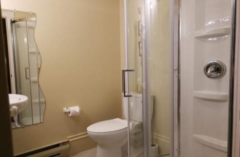 Classic Room, 1 Queen Bed | Bathroom | Shower, hair dryer, towels, soap