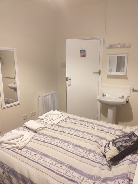 Double Room, Ensuite (Room 2) | Iron/ironing board, free WiFi, bed sheets