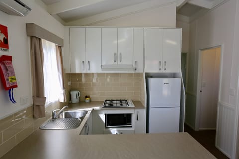 Diamond Cabin | Private kitchen | Fridge, microwave, stovetop, electric kettle