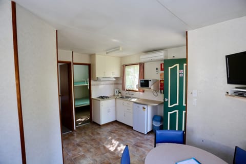 Imperial Cabin | Private kitchen | Fridge, microwave, stovetop, electric kettle