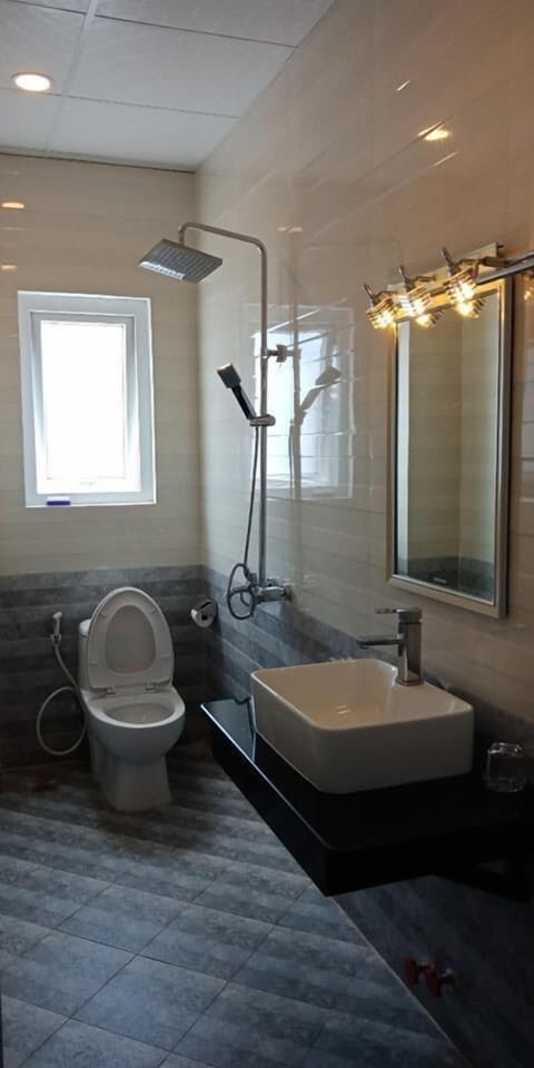 Superior Quadruple Room | Bathroom | Shower, free toiletries, hair dryer, slippers