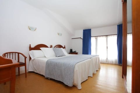 Twin Room, Private Bathroom | Desk, free cribs/infant beds, rollaway beds, free WiFi