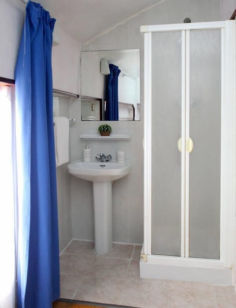 Twin Room, Shared Bathroom | Bathroom | Shower, free toiletries, towels