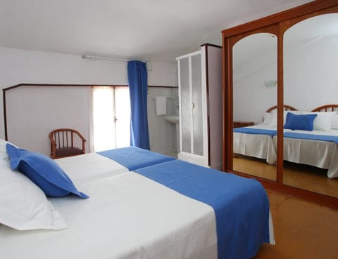 Twin Room, Shared Bathroom | Desk, free cribs/infant beds, rollaway beds, free WiFi