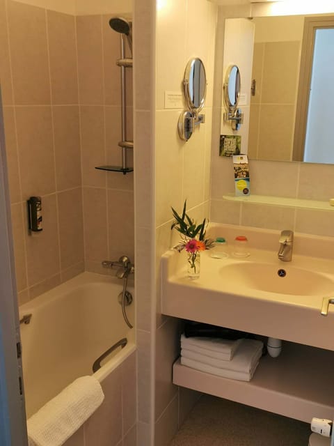 Standard Double Room, 1 King Bed | Bathroom | Hair dryer, towels, soap, shampoo