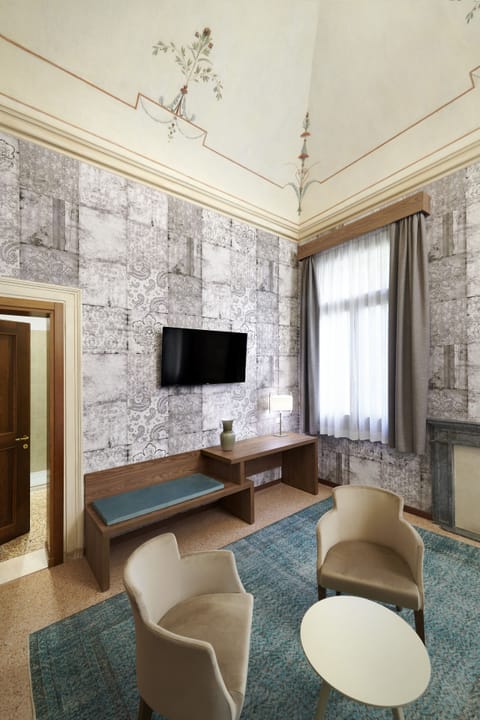 Superior Room | Minibar, in-room safe, desk, cribs/infant beds