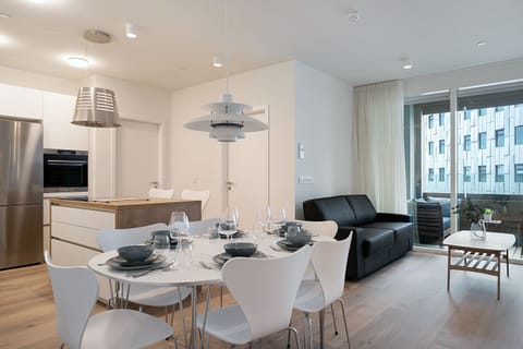 Premier Apartment, 2 Bedrooms, 2 Bathrooms | In-room dining