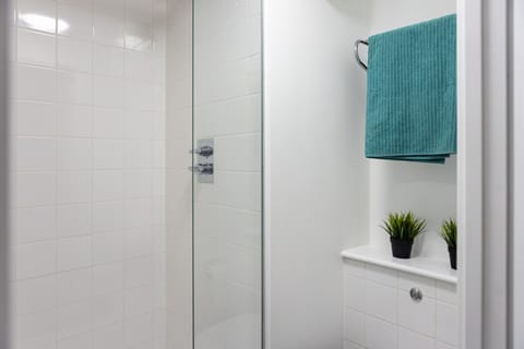 Standard Room with Bathroom | Bathroom | Shower, free toiletries, towels