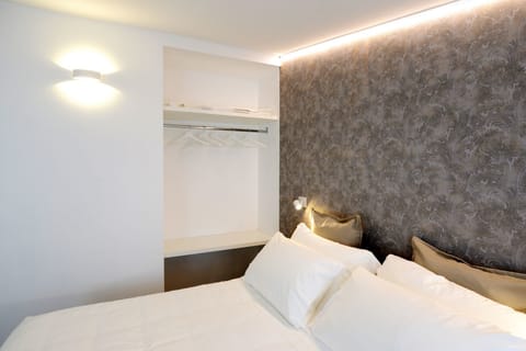 Double Room, 1 Double Bed | Minibar, in-room safe, individually decorated, individually furnished