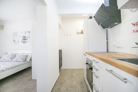 Studio | Private kitchen | Fridge, oven, stovetop, coffee/tea maker