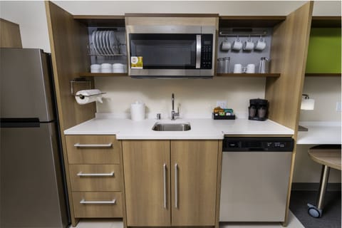 Full-size fridge, microwave, stovetop, dishwasher