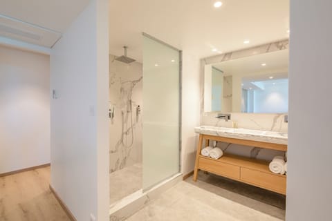 Superior Room | Bathroom | Free toiletries, hair dryer, towels