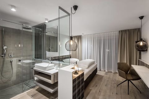 Standard Double Room | Bathroom | Hair dryer, bidet