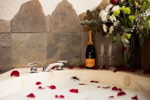 Honeymoon Deluxe Room | Bathroom | Separate tub and shower, jetted tub, rainfall showerhead