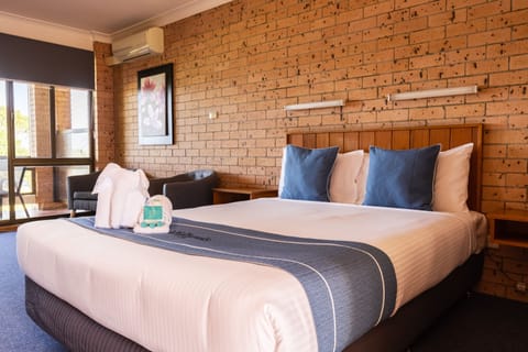 Deluxe Room, 1 Queen Bed, Balcony, River View | Desk, iron/ironing board, free WiFi, bed sheets