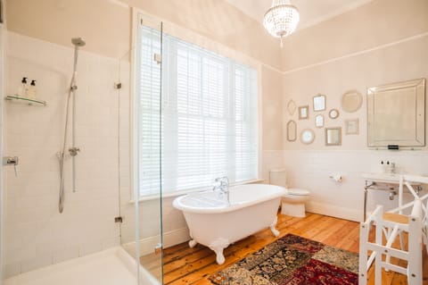 Honeymoon Studio, 1 King Bed | Bathroom | Free toiletries, hair dryer, towels, soap