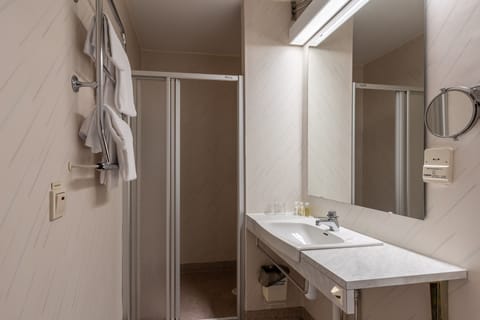 Economy Double or Twin Room | Bathroom | Shower, hair dryer, towels