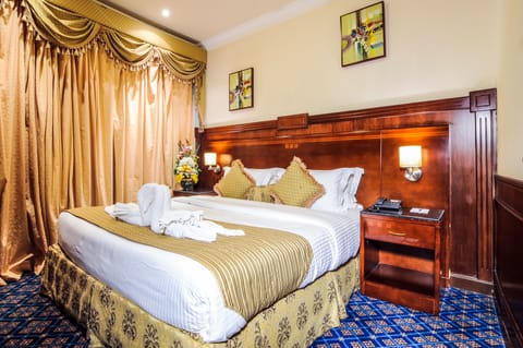 Executive Suite (Double Occupancy) | Minibar, in-room safe, individually furnished, desk