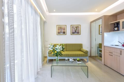 Fridge, stovetop, coffee/tea maker, electric kettle