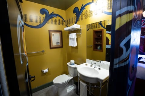 King Annex | Bathroom | Shower, towels