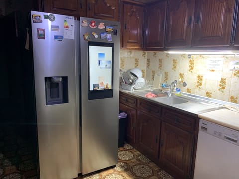 Full-size fridge, microwave, oven, dishwasher