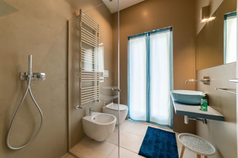 Junior Suite | Bathroom | Shower, free toiletries, hair dryer, towels