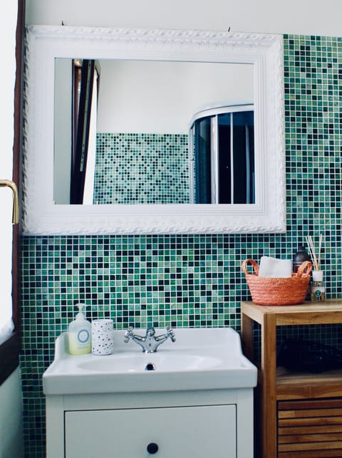 Shower, hydromassage showerhead, free toiletries, hair dryer