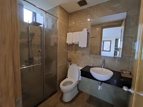 Luxury Quadruple Room, Sea View | Bathroom | Shower, free toiletries, hair dryer, slippers