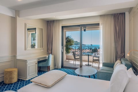 Double Room, Sea View | Minibar, in-room safe, individually decorated, individually furnished