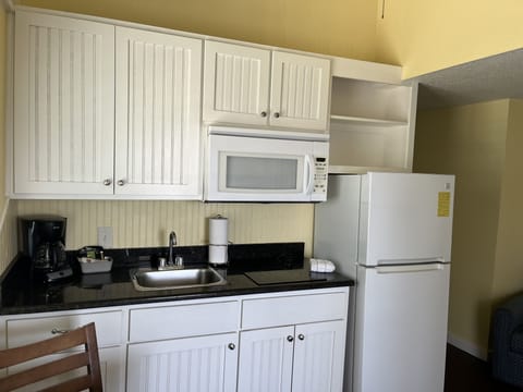 Kitchenette Suite | Private kitchen | Microwave, coffee/tea maker