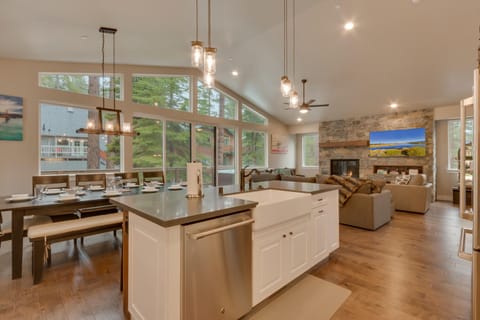 - Dining area for large groups
- Open kitchen and forest views
- Family-friendly cabin near Tahoe