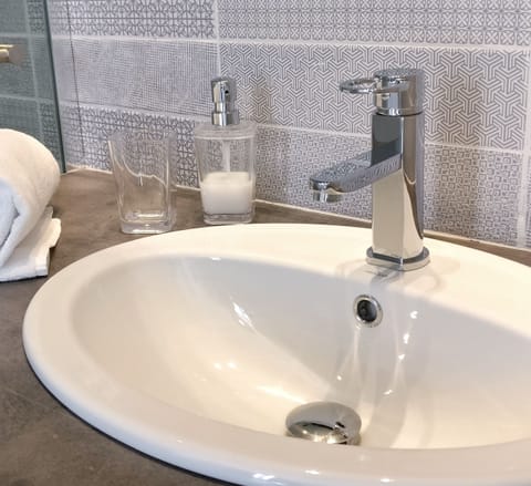 La Cigale et la Fourmi - Chambre Double Deluxe, 1 lit double | Bathroom sink