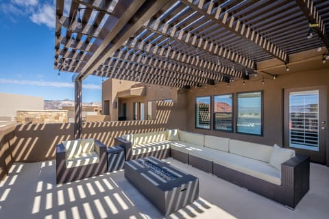 Front patio pergula - Enjoy the weather under the pergola while sitting in our comfortable patio furniture.