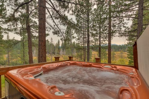 - Outdoor hot tub with forest views
- Relaxing spa retreat under tall pines
- Mountain getaway with bubbling jacuzzi