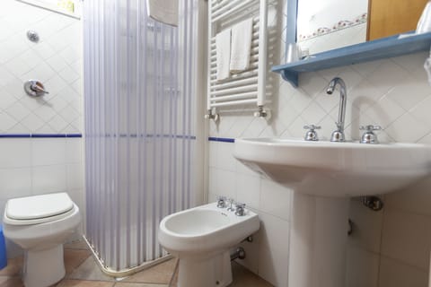 Superior Quadruple Room | Bathroom | Hair dryer, towels, soap, shampoo