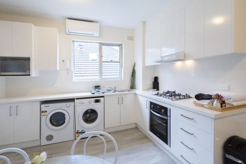 Deluxe Apartment | Private kitchen | Fridge, microwave, oven, stovetop