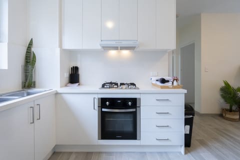 Deluxe Apartment | Private kitchen | Fridge, microwave, oven, stovetop