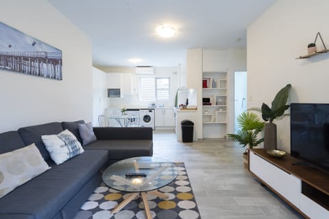 Deluxe Apartment | Living area | Flat-screen TV, Netflix