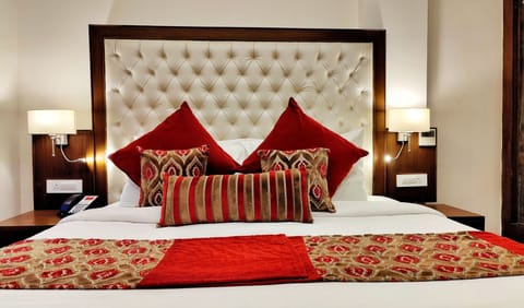Premium Lounge | Egyptian cotton sheets, premium bedding, pillowtop beds, minibar