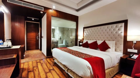 Deluxe Room | Egyptian cotton sheets, premium bedding, pillowtop beds, minibar