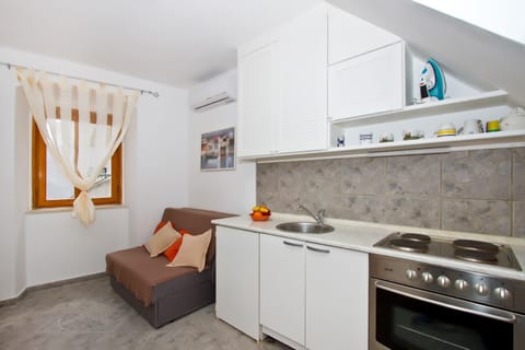 Apartment (2) | Private kitchen | Full-size fridge, stovetop, electric kettle, cookware/dishes/utensils