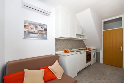 Apartment (2) | Private kitchen | Full-size fridge, stovetop, electric kettle, cookware/dishes/utensils