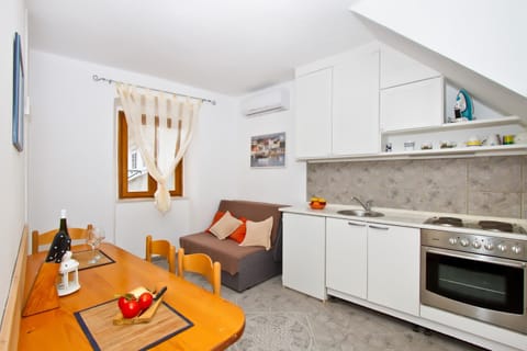 Apartment (2) | Private kitchen | Full-size fridge, stovetop, electric kettle, cookware/dishes/utensils