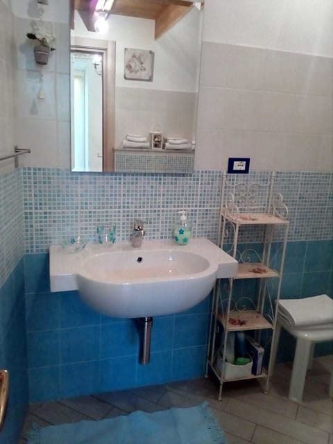 Double Room (Scheggia di Sole) | Bathroom | Shower, hair dryer, bidet, towels